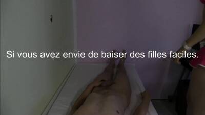 Blonde glisse la bite de son gars sous sa jupe - drtuber.com - France