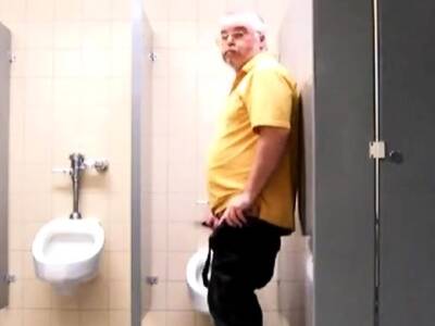 Masturbating in a public bathroom - drtuber.com