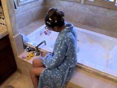 Teens slutty bathing sesh - webmaster.drtuber.com
