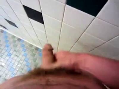 sucking off a stranger in men's shower - drtuber.com