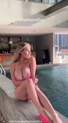 Blonde is flashing her big boobs in the outdoors - drtuber.com