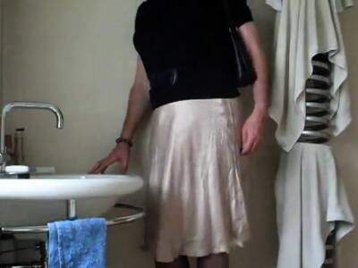 Demurely dressed crossdresser wanking and cumming - drtvid.com
