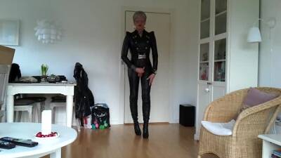 Leather sissyboy in high boot, wanking - ashemaletube.com