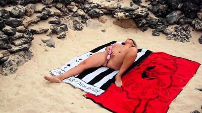 Lisasparrow gets excited naked on her beach towel - webmaster.drtuber.com