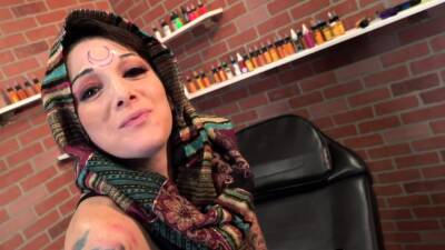 Sully Savage gets a new UV tattoo on her forehead - webmaster.drtuber.com