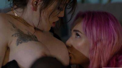 Pink haired babe gets her wet pussy fucked by TS stepsister - drtvid.com